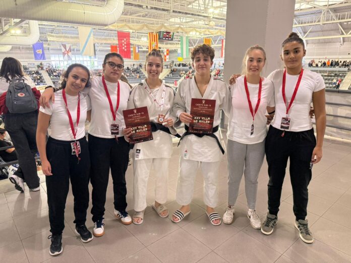 equipa cadete da AEJAH com beatriz e martim