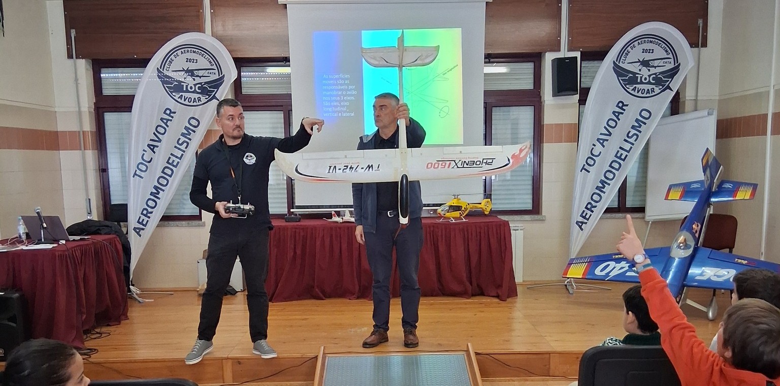 Clube de Aeromodelismo dinamiza atividade na Escola João Roiz