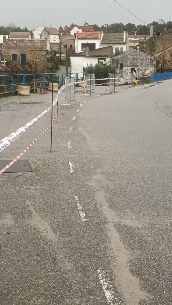 Derrocada parcial de muro condiciona circulação na EM565, em Águas