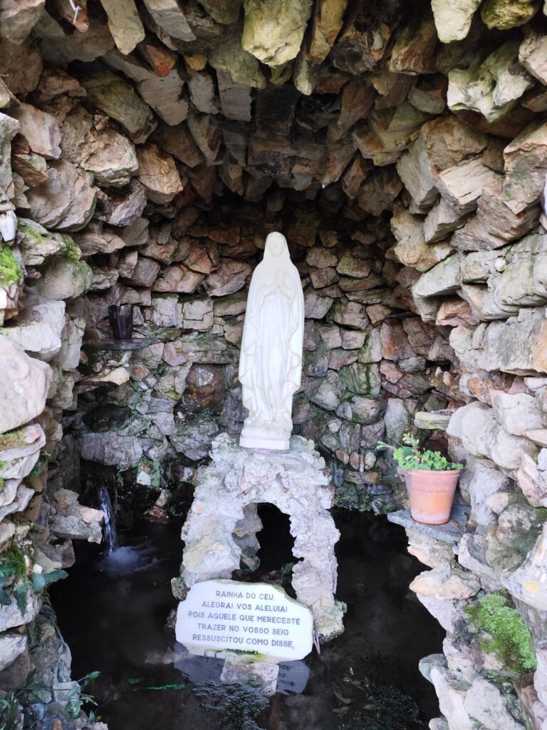Peregrinos “Rainha da Paz” ajudam na limpeza do Seminário de Cernache de Bonjardim