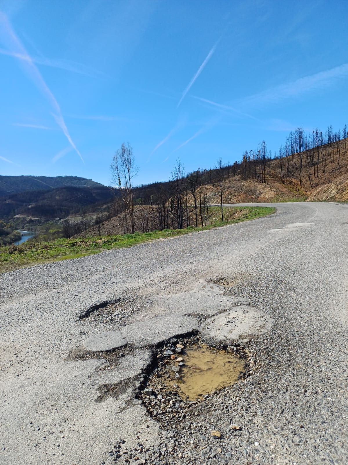 Troço da EM512 com piso em mau estado