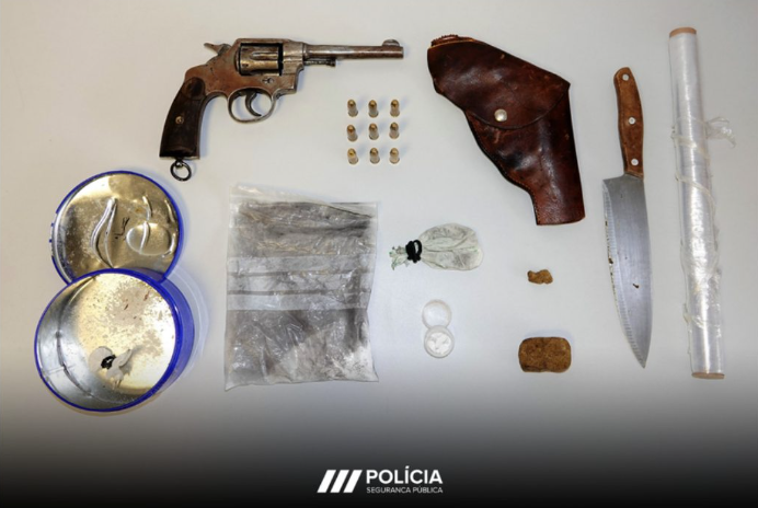 Dois detidos por violência e posse de droga