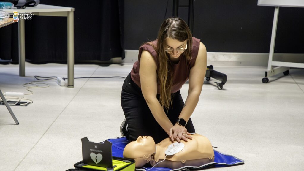 Seis formandos do Retaxo capacitados em uso de desfibrilhador